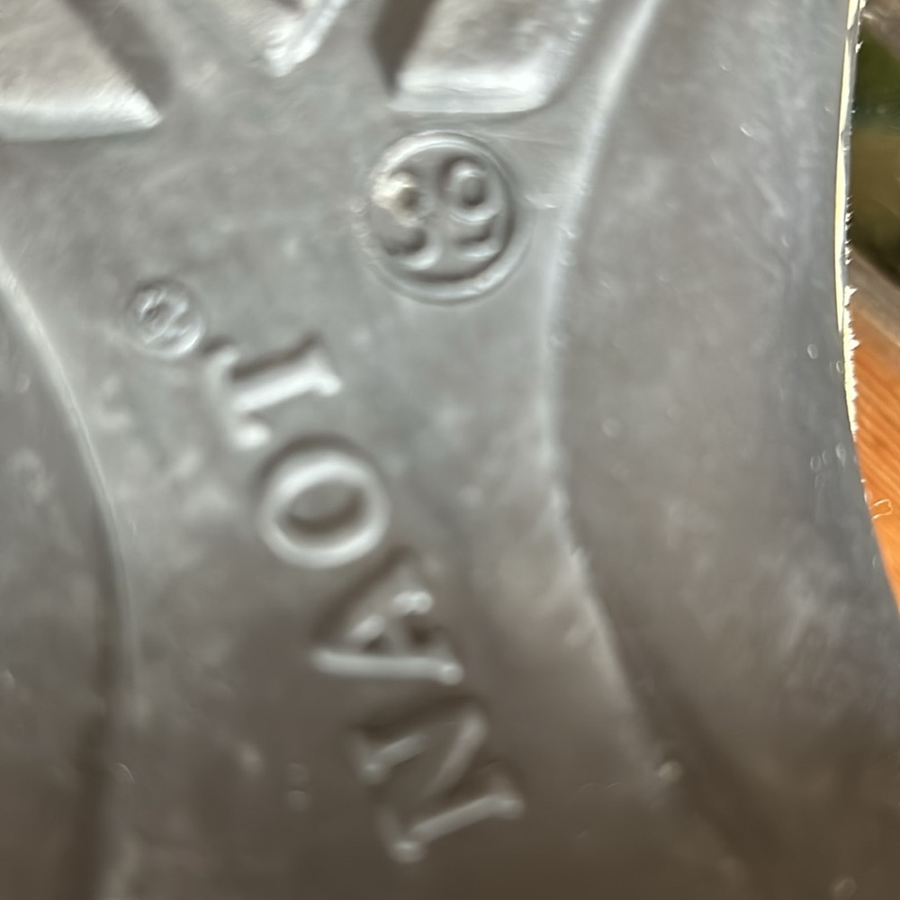 Naot Cream Flats with Soft Material and Decorative Strap NWOT - Picture 6 of 8